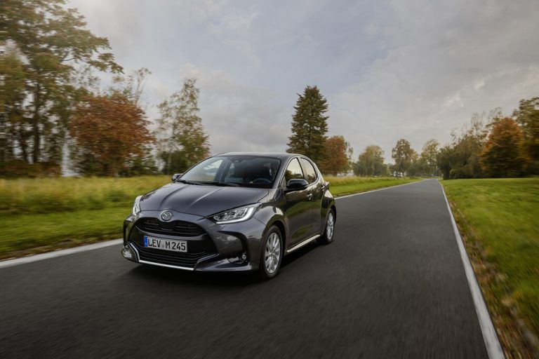 Mazda2 Hybrid: Die japanische Marke hat in der kleinen Klasse ein alternatives Toyota-Kooperationsprodukt anzubieten. Der Preis: ab 24.890 Euro.