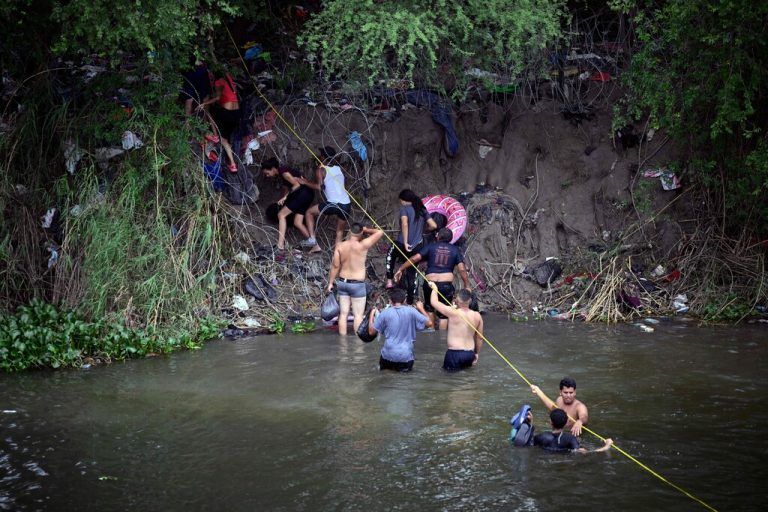 Migranten überqueren die Ufer des Rio Grande in die USA. In der Region wird mit einem Anstieg von Migranten gerechnet, da die USA die strengen Asylbestimmungen zurückgenommen haben. AFP