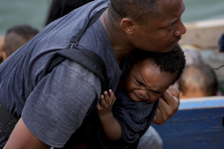 Migranten verlassen in Bajo Chiquito, Panama, ein Boot, nachdem sie von Kolumbien aus den gefährlichen Darién Gap durchquert haben. AP