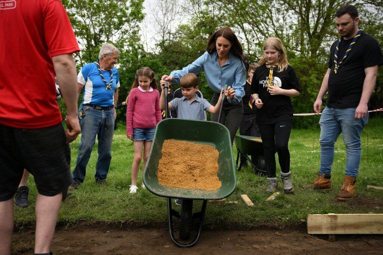 Mit Hilfe seiner Mama Kate fuhr Prinz Louis mit der Schubkarre. ap