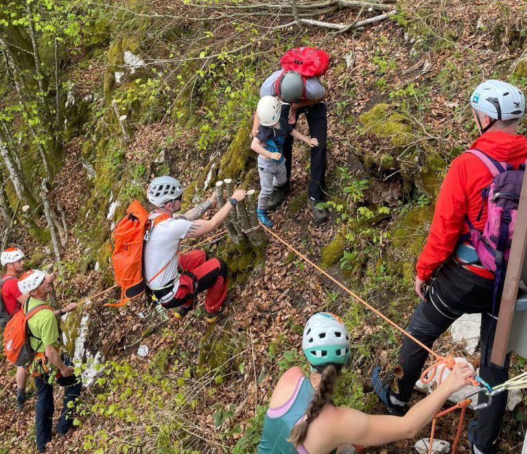 Mittels Seilgeländer wurden der Kleine und die beiden Helfer in Sicherheit gebracht.ap