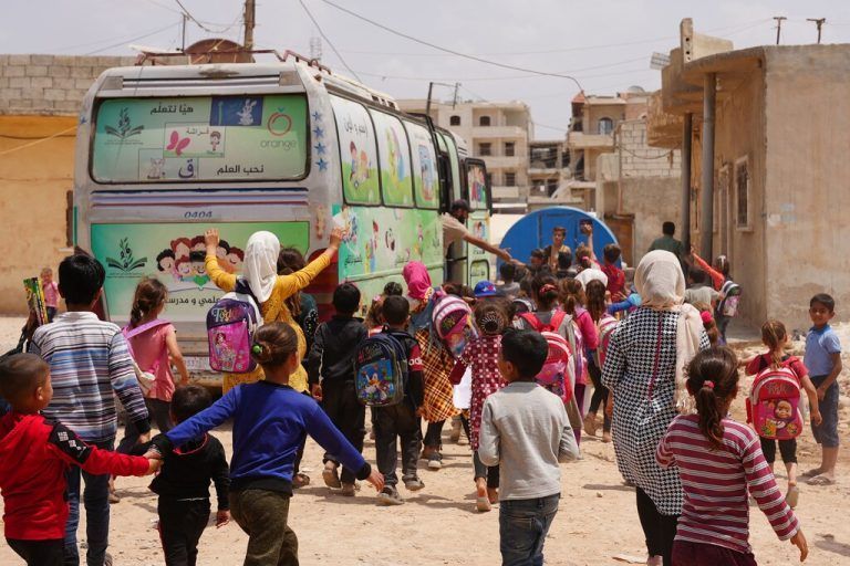 Nach dem verheerenden Erdbeben: Ein Bus in einem Lager in Dschindires in der syrischen Provinz Aleppo fungiert als fahrendes Klassenzimmer. AFP