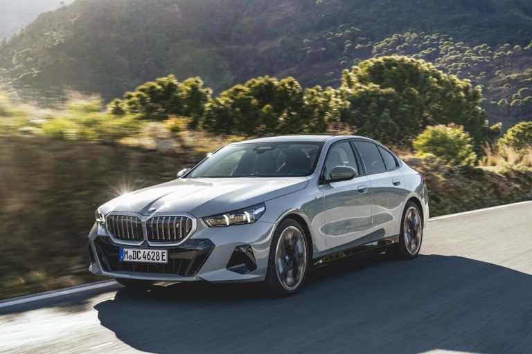 Nach der Neuauflage des Siebeners schickt BMW auch die Fünfer-Reihe in nächster Generation auf die Straße. Das Muster ist ähnlich: Die Businesslimousine erhält mehr Autonomie, ein neues Bediensystem und erstmals eine Elektro-Variante. Beim Händler stehen 5er-Limousine und i5-Limousine ab Oktober, der Kombi Touring kommt ein wenig später auf den Markt.