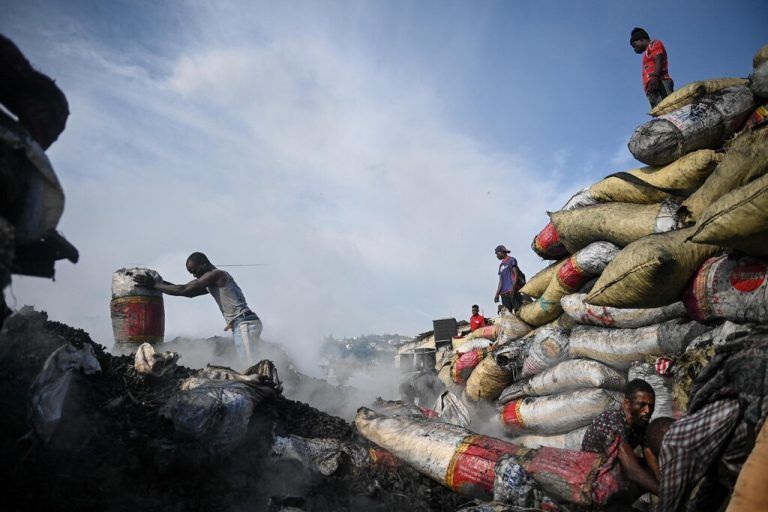 Nach einem Brand auf dem Shada-Markt in Pétionville auf Haiti versuchen Männer, Güter zu bergen. AFP