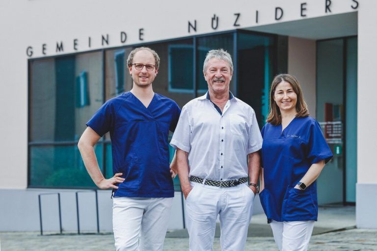 Neu in der Ordination: Michael Baier und Katharina Müller zusammen mit Bruno Dressel (Mitte).