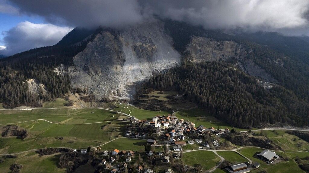 Felsmassen bedrohen Schweizer Dorf: Bewohner müssen umsiedeln