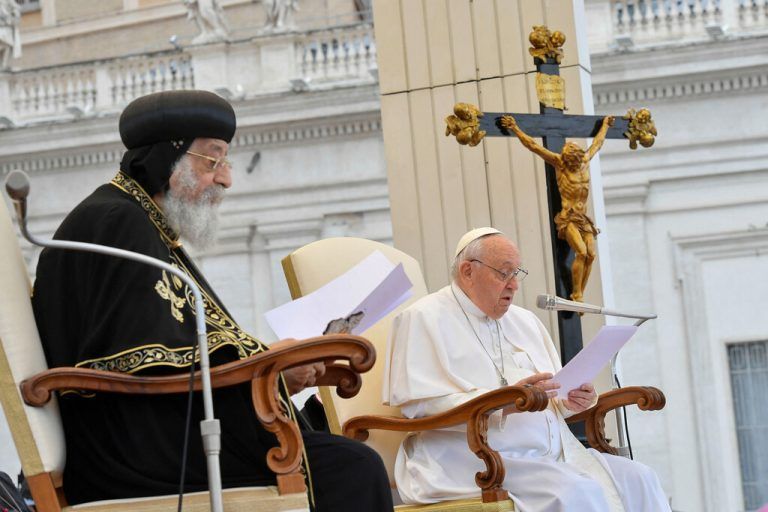 Papst Franziskus und Koptenpapst Tawadros II. haben sich die Bühne geteilt. Rts