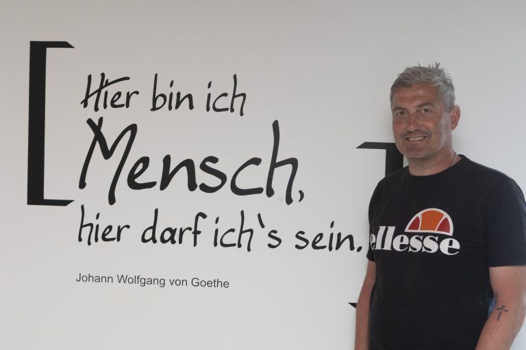 Jeder Tag beginnt bei Markus Mader zu Hause mit einem Spruch von Göthe. Dieser dekoriert die Wand in der Küche. VN/RP