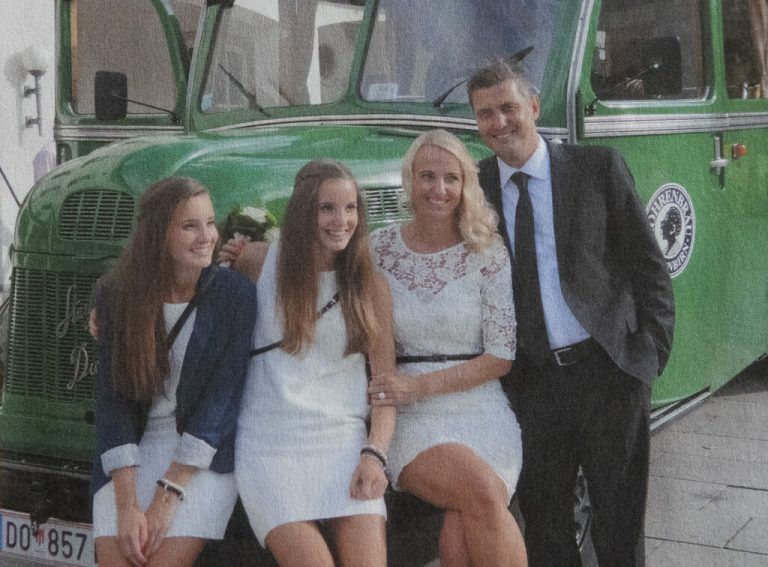 Perfektes Glück mit den zwei aufgestellten Töchtern Annika und Lina am Hochzeitstag von Markus und Martina Mader.