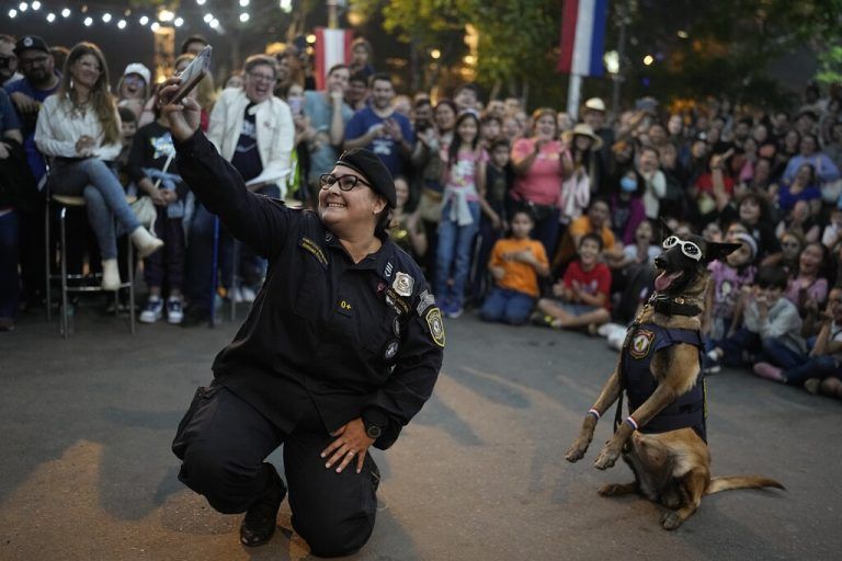 Polizeihund und Frauchen posieren für ein Selfie während der Feierlichkeiten zu 212 Jahre Unabhängigkeit von Spanien in Paraguay. AFP