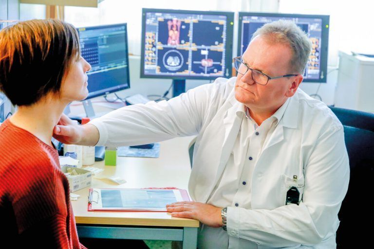 Primarius Gabriel tastet die Schilddrüse einer Patientin ab. Ein Bluttest beim Hausarzt kann ebenfalls schnell Klarheit schaffen.