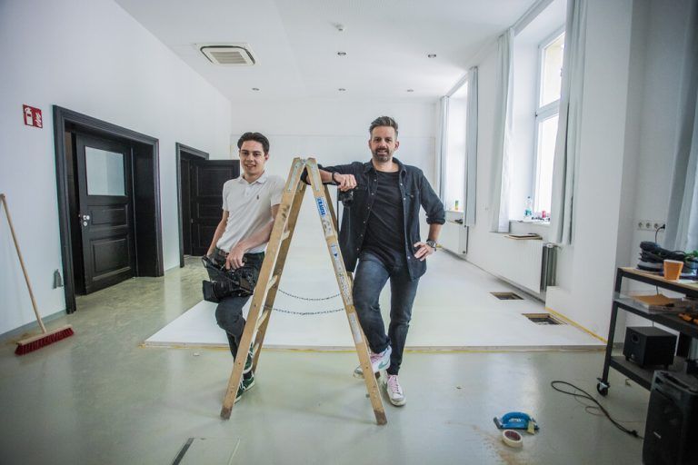 Raphael Sturm und Manuel Riesterer im Fotostudio des See-Ateliers. vn/Steurer