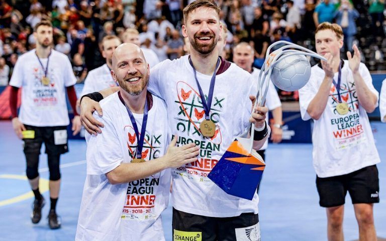 <p class="caption">Robert Weber (l.) mit dem Siegerpokal in der European League.<span class="media-container dcx_media_rtab" data-dcx_media_config="{}" data-dcx_media_type="rtab"> </span><span class="marker">EHF</span></p>
