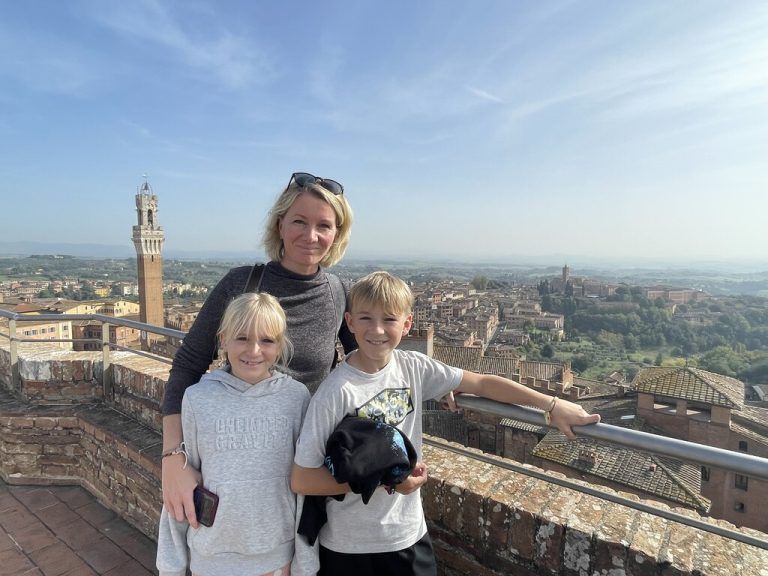 Sabrina Fleisch mit Tochter und Sohn in der Toskana. Die ganze Familie reist gerne.