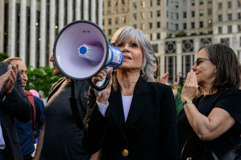 Schauspielerin Jane Fonda und andere Aktivisten demonstrieren in New York für den Ausstieg aus fossilen Brennstoffen. AFP