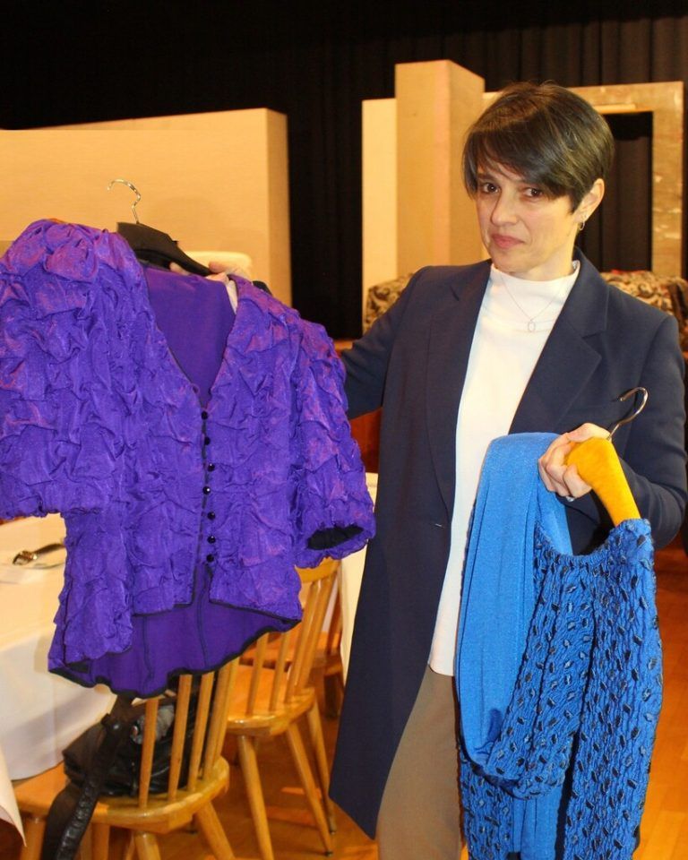 Simone Voppichler wählt als Gesamtleiterin die Kostüme für das Ensemble aus.