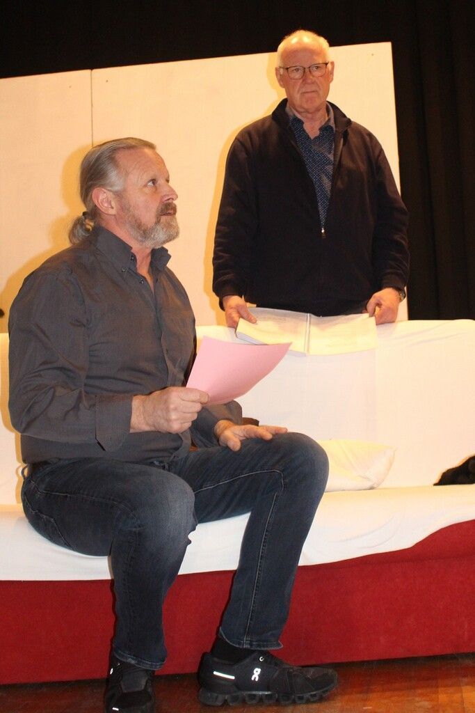 Startenor Merelli (Mike Moosbrugger) ist mehr Wein und Weib statt Gesang zugetan.