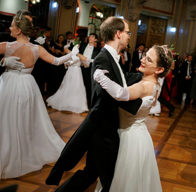 Die Tanzschule Elmayer eröffnete den Ball.