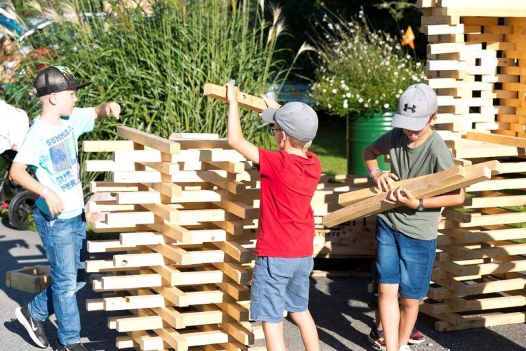 Tausende Holzbauklötze warten auf kreative Baumeister. mathis