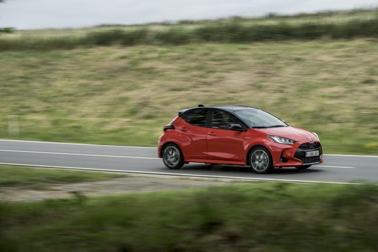 Toyota Yaris: fescher Fünftürer mit sportlicher Attitüde. Schon der Basis-Benziner mit 72 PS garantiert nicht nur in der Stadt dynamisches Vorankommen.