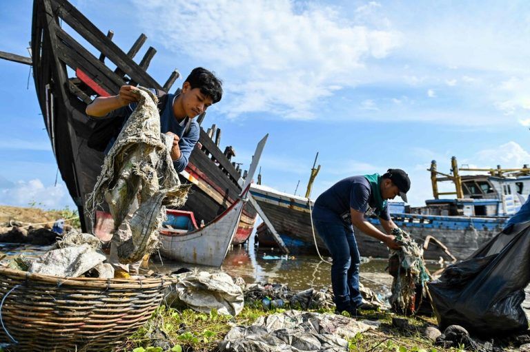 Universitätsstudenten beseitigen Plastik und anderen Müll, der in einem Hafen in Banda Aceh in Indonesien an Land gespült wurden. AFP