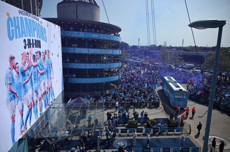 Vor dem Etihad-Stadion in Manchester wurde der Meistertitel gefeiert.apa