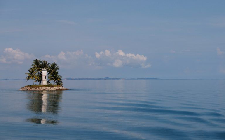 Vor der Küste von Bintan, der größten der indonesischen Riau-Inseln, südöstlich von Singapur, steht ein Wachturm. Reuters