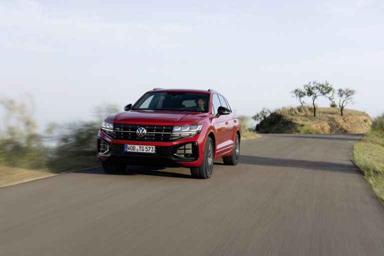 VW hat sein SUV-Flaggschiff fit für die zweite Lebenshälfte gemacht. Der geliftete Touareg kommt mit neuem Licht, modifiziertem Design und aufgemöbeltem Innenraum auf den Markt. Augenfälligste Änderung ist das durchgehende Leuchtenband am Heck, das erstmals in Europa ein beleuchtetes Markenlogo integriert. Die Frontgestaltung ändert sich durch neue, serienmäßige HD-Matrix-LED-Scheinwerfer nur leicht. Im Innenraum gibt es kleinere Änderungen bei Materialien und Dekoren, zudem erhält das Infotainmentsystem ein Update.