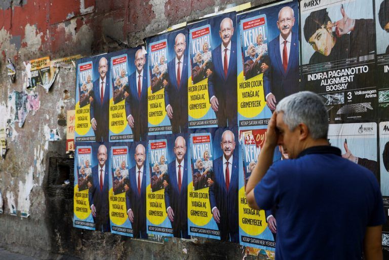 Wahlwerbung von Erdogan-Herausforderer Kemal Kılıçdaroğlu bedeckt eine Wand in Istanbul. Sein Sieg wäre aber eine große Überraschung.Reuters