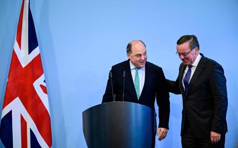 Wallace und Pistorius hielten eine gemeinsame Pressekonferenz ab.AFP
