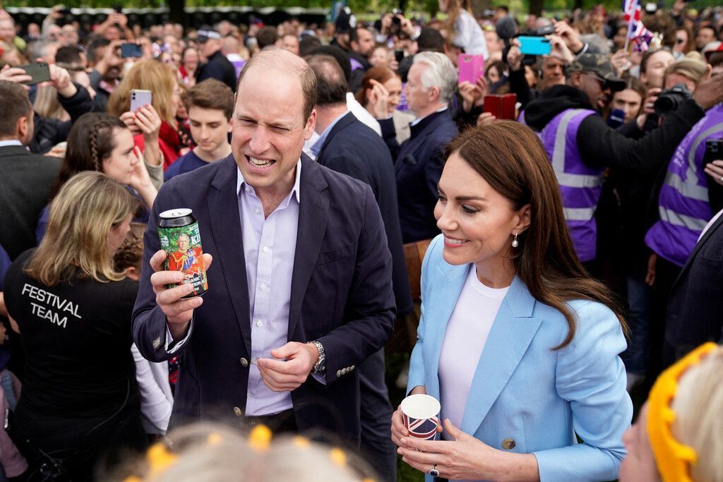 Kate und William überraschen die Fans in Windsor