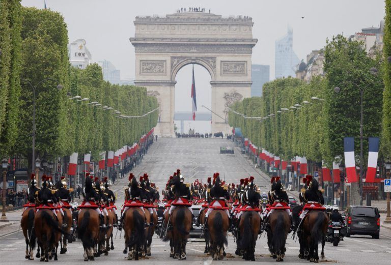 Zum 78. Jahrestag: Mitglieder der Republikanischen Garde reiten die Champs Élysées in Paris entlang. Am 8. Mai 1945 endete der Zweite Weltkrieg in Europa durch die vollständige Kapitulation der deutschen Wehrmacht. Reuters
