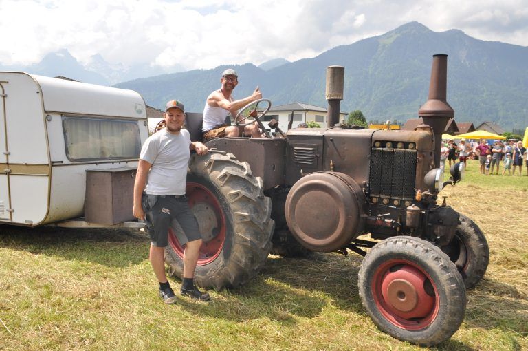 Obmann Philipp Hammerer(Club der alten Landmaschinen) mit Traktorfreund Bertram Meiser.<br> 