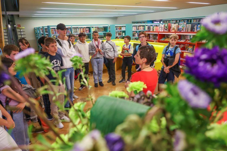 Ilaria Cetta erklärte den Schülerinnen und Schülern, wie die AK-Bibliothek aufgebaut ist. <span class="copyright">VN/Steurer</span>