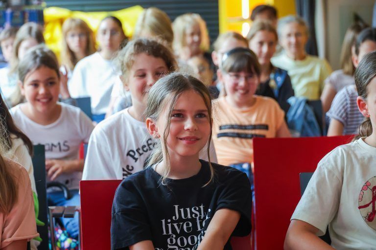 Begeisterte Schulkinder bei der Lesung der Vorarlbergerin Susa Hämmerle. <span class="copyright">VN/Steurer</span>