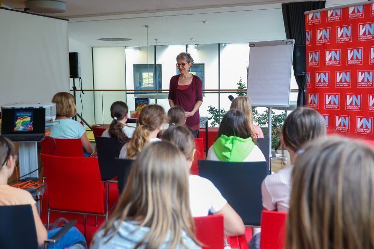 Susa Hämmerle brachte „Der Feuervogel – Ein musikalisches Bilderbuch“ nach dem Ballett von Igor Strawinsky in die Bibliothek der Arbeiterkammer Feldkirch mit. <span class="copyright">VN/Steurer</span>