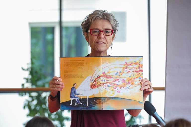 Susa Hämmerle und ihr Buch „Feuervogel“. <span class="copyright">VN/Steurer</span>