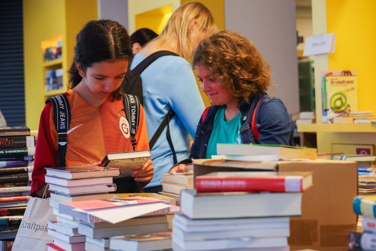 Nach der Lesung hatten die Schülerinnen und Schüler noch die Möglichkeit, in der Bibliothek der AK nach Büchern zu stöbern. <span class="copyright">VN/Steurer</span>