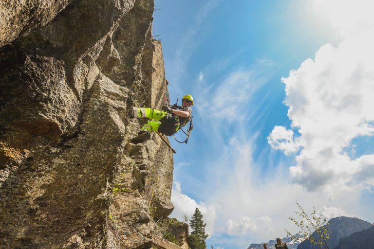 Bis zuletzt liefen die Sicherungsarbeiten entlang der Hochalpenstraße. <span class="copyright">VN/STeurer</span>