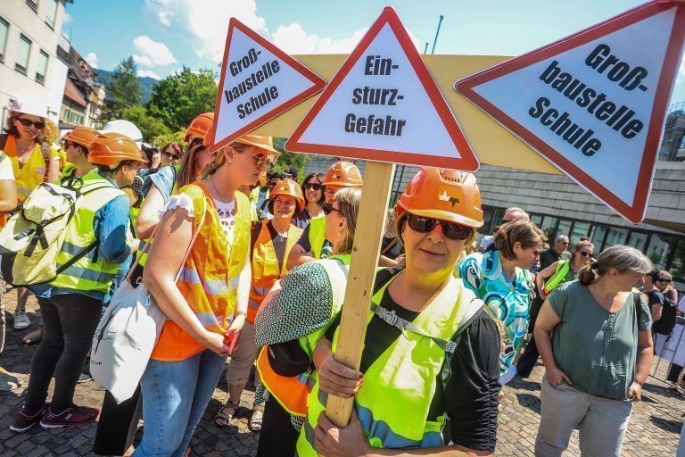 Baustelle Bildung. Beim Aktionstag Bildung der Lehrer vor dem Landhaus bekam auch der Minister sein Fett ab. <span class="copyright">VN/Steurer</span>