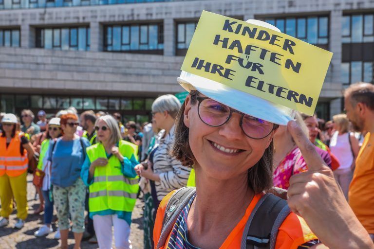 Auch für ein bisschen Schabernack war Platz bei der Kundgebung, an der sich auch Eltern und Politiker beteiligten.