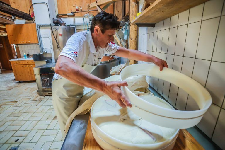 Jeden Tag macht Theresia Schneider im Alphaus Bergkäse. Geschuftet wird auf der Alpe von früh morgens bis am Abend.