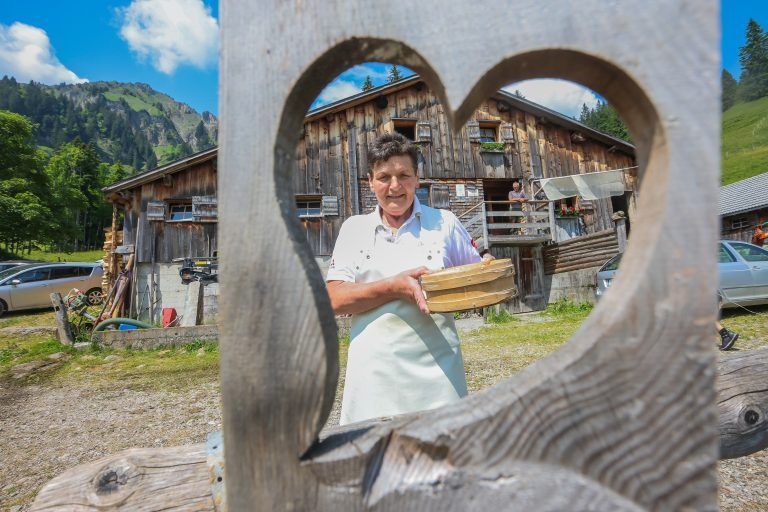 Ein Herz für die Alpe: Theresia Schneider hat das an der Obere Falz bereits seit 47 Jahren. „Keine Saison ist wie die andere“, sagt sei. <span class="copyright">VN/Steurer</span>