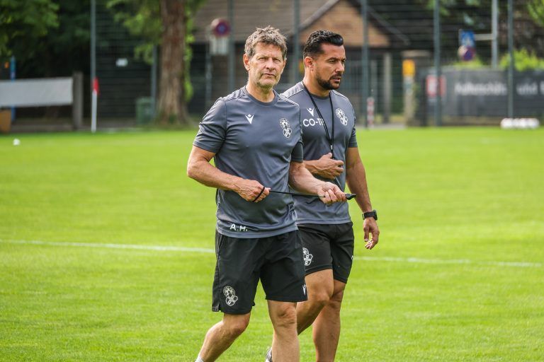 SW-Cheftrainer Andreas Heraf mit seinem Cotrainer Rafael Toledo (rechts). <span class="copyright">Steurer</span>