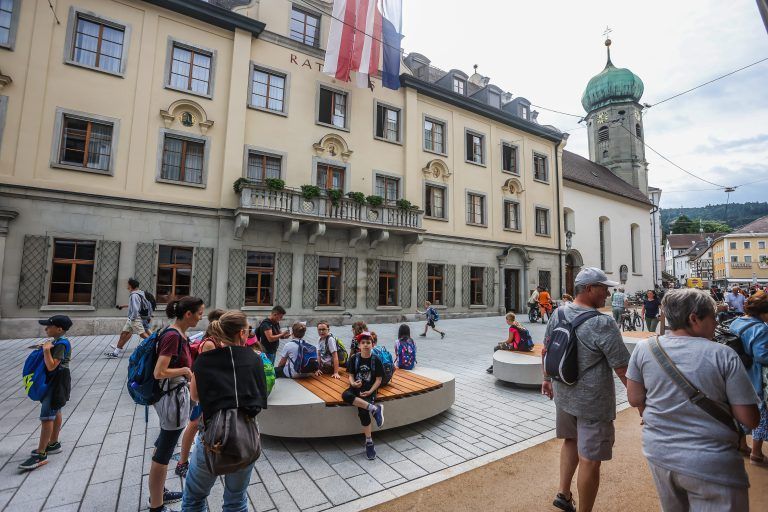 Die runden Betonsitzmöbel wurden in Anlehnung an den Rathausbalkon gestaltet.