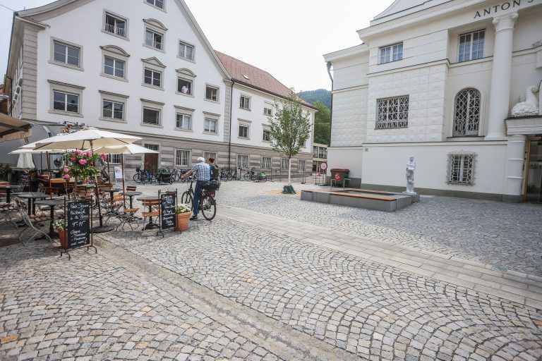 Die Anton-Schneider-Straße ist fertig. Vor der ehemaligen Nationalbank steht jetzt ein Brunnen und ein Baum.