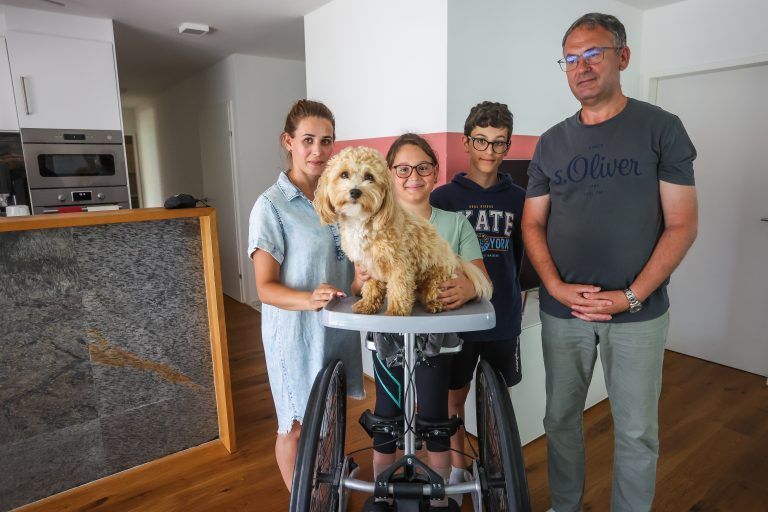 Die Familie Klokoqi steht eng zusammen. Für Aurora wird alles unternommen, damit sich ihre Beweglichkeit verbessert.