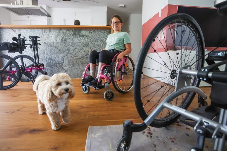 Hund Bruno bringt zu Hause viel Abwechslung in Auroras Alltag. Der aufgeweckte Vierbeiner beschäftigt die Zehnjährige ordentlich.
