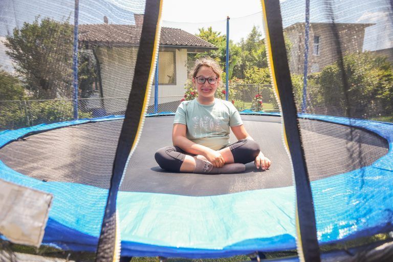 Auch auf dem Trampolin vor ihrer Wohnung bewegt sich Aurora regelmäßig und gerne. Klar braucht sie Hilfe, um dort hineinzukommen.