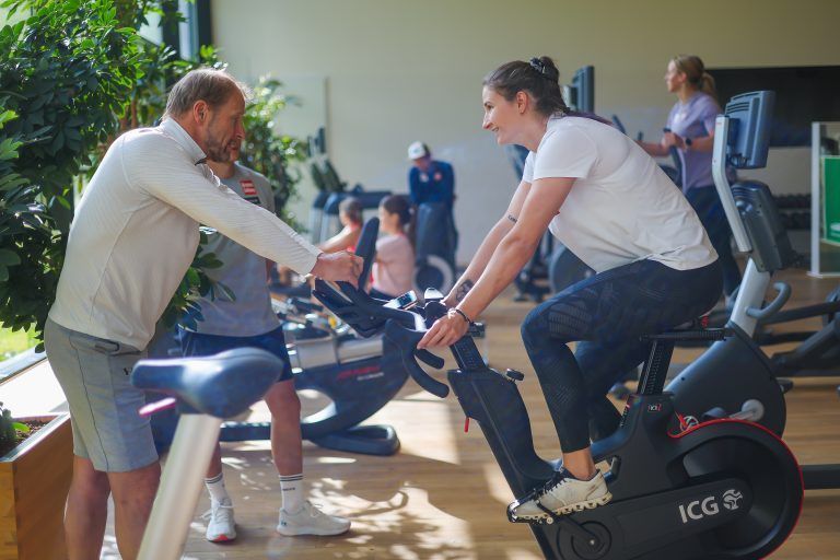 Michelle Niederwieser im Gespräch mit Trainer Christian Huber. <span class="copyright">Steurer</span>